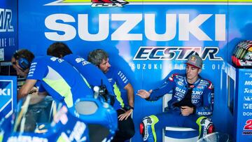 Maverick Viñales en el box de Suzuki