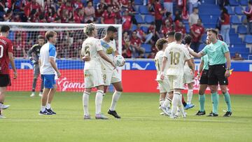 Zakaria Eddahchouri con el balón con el que logró su hat-trick ante el Mirandés.