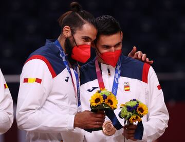 El equipo español celebra en el podio la medalla de bronce. 