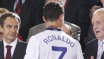 El presidente del Gobierno José Luis Rodríguez Zapatero contempla el saludo entre el Rey Juan Carlos y Cristiano Ronaldo durante la entrega de trofeos en la pasada final de la Liga de Campeones.