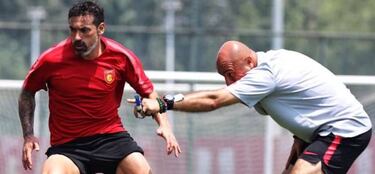 El PF chileno que entrena a Mascherano y Lavezzi en China