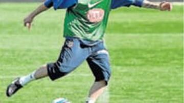 <b>CONTROL Y TIRO. </b>Torres se entrenó para perfeccionar los controles y los remates a portería ante la mirada de los técnicos.