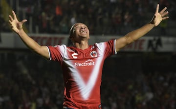 Tuvo buenas actuaciones con Veracruz y en el Apertura 2016 y pasó a Celaya el torneo pasado donde marcó 6 goles, siendo uno de los ofensivos más destacados del Ascenso. 