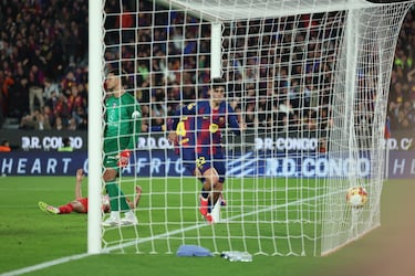 3-0. Centro de Cancelo que le llega a Marc Bernal y empuja el balón al fondo de la portería de Musso.