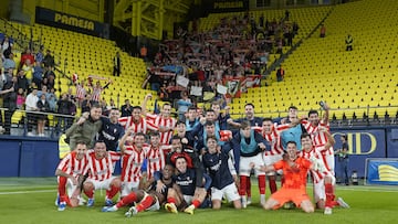 07-11-23. LOS JUGADORES DEL SPORTING CELEBRAN SU TRIUNFO (0-3) EN LA CERÁMICA DELANTE DE LOS SEGUIDORES SPORTINGUISTAS DESPLAZADOS HASTA VILA-REAL.