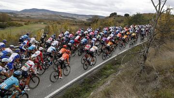 21/10/20  VUELTA CICLISTA A ESPA&Ntilde;A 2020  CORONAVIRUS  COVID-19    ETAPA  2   PAMPLONA  -  LEKUMBERRI   PAISAJE PELOTON VUELTA ESPA&Ntilde;A