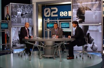 Robisnon with Julio Maldonado and Raúl Ruiz on the set of Spanish football programme, 'El Día Depués' (The Day After).