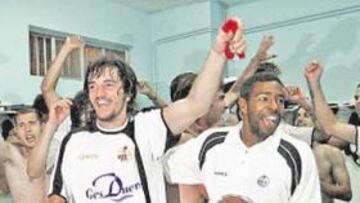 <b>EUFÓRICOS. </b>Los jugadores del Salamanca celebraron por todo lo alto el ascenso a Segunda División.