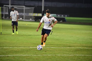 Colombia entrenó por última vez en la sede deportiva de Barranquilla antes de enfrentar este viernes a Venezuela por la primera fecha de las eliminatorias. Carlos Queiroz ultimó detalles tácticos para el partido y se vio a todos los jugadores bastante activos. Probaron definición, centros y defensa durante la jornada. 