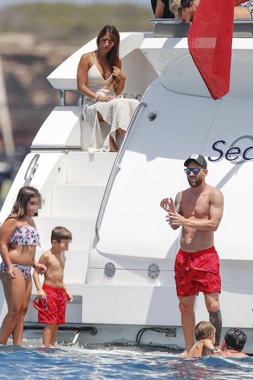 La familia Messi-Roccuzzo disfruta de unas id¨ªlicas vacaciones a bordo de un c¨®modo barco por las costas de las Islas Pitiusas.