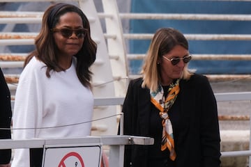Oprah Winfrey camina para subir a un bote mientras parten del Aeropuerto Marco Polo antes de la boda entre Jeff Bezoz y Lauren Snchez.