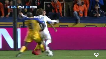 Modric reclamó penalti de Poté