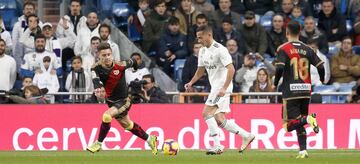 El jugador del Real Madrid Lucas Vázquez da el pase del 1-0 a Benzema.

