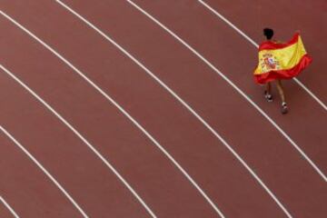 Miguel Ángel López celebra la victoria en los 20 km marcha masculino.
