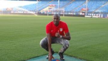 Guilavogui posa con el escudo sobre el césped del Calderón.