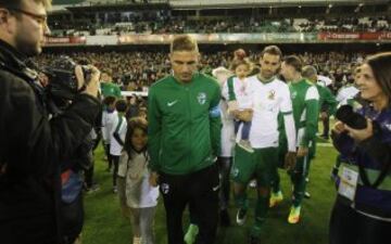 Salida al campo de los equipos con Joaqun al frente.
