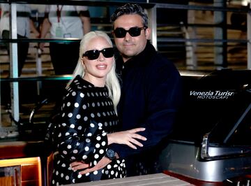 Lady Gaga y su prometido, Michael Polansky, a su llegada al Festival de Venecia. 