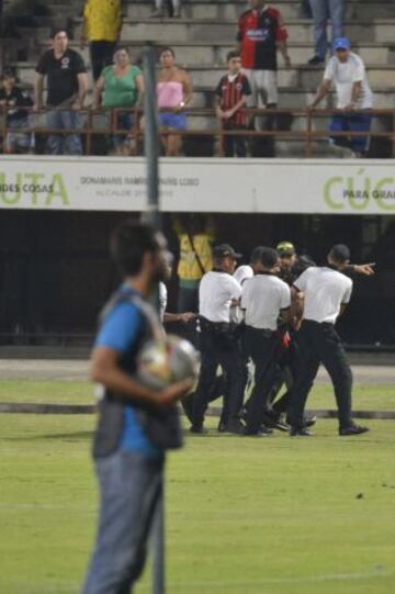 Cúcuta sigue sin ganar y ya es penúltimo del torneo con ocho puntos. Ante la invasión de campo por parte de sus hinchas, la plaza podría ser sancionada.