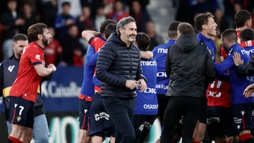 PAMPLONA, 15/05/2025.- Los jugadores de Osasuna y su entrenador Vicente Moreno celebran la victoria tras el encuentro correspondiente a la jornada 36 de LaLiga EA Sports entre el Osasuna y el Atlético de Madrid este jueves en el Sadar, Pamplona. EFE/ Jesús Diges