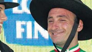 <b>CAMPEÓN SIMPÁTICO. </b>Fiel a la tradición, el italiano Paolo Bettini se puso el típico sombrero cordobés en el podio de la Vuelta a España.