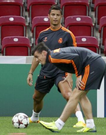 Cristiano Ronaldo y Bale durante el entrenamiento del Real Madrid en Estambul, previo al partido de Champions contra el Galatasaray en el Ali Sami Yen Arena