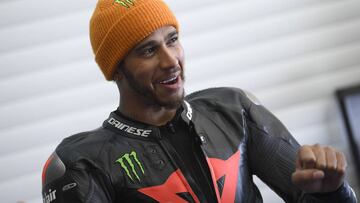 Hamilton durante el intercambio con Rossi en Valencia.