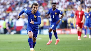France's midfielder #07 Antoine Griezmann runs with the ball during the UEFA Euro 2024 Group D football match between France and Poland at the BVB Stadion in Dortmund on June 25, 2024. (Photo by KENZO TRIBOUILLARD / AFP)