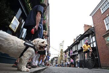 Un grupo de ciclistas disfrutan de la Gran Carrera de Knutsford, en el noroeste de Inglaterra, un evento singular que se celebró por última vez en 2010 y, por lo general, se disputa cada diez años, en el que participan ciclistas individuales y en equipo de todo el mundo, sobre bicicletas clásicas que datan de mediados del siglo XIX.