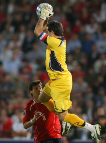 Claudio Bravo fue la gran figura de Chile en el empate sin goles ante Uruguay en el Nacional, rumbo a Sudáfrica 2010. 