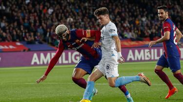 BARCELONA, 10/12/2023.- El defensa del Girona, Miguel Gutiérrez (d), se dispone a golpear el balón ante el defensa uruguayo del FC Barcelona, Ronald Araujo, durante el encuentro correspondiente a la jornada 16 de primera división que FC Barcelona y Girona disputan hoy Domingo en el estadio Olímpico Lluis Companys, en Barcelona. EFE/Marta Pérez.