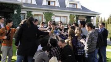 <b>UNIÓN. </b>Arriba, la plantilla, junto a Míchel, en la rueda de prensa en el chalet de los Ruiz-Mateos. Abajo, José María Ruiz-Mateos saluda a Movilla y a los demás jugadores. Teresa Rivero, con el gerente Jesús Fraile.