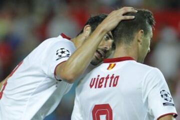 Sevilla/27-09-2016: El jugador del Sevilla FC, Vietto se lamenta tras fallar una ocasión y es consolado por su compañero Iborra, durante , el partido correspondiente a la segunda jornada de la fase de grupos de Champions League, disputado hoy en el estadio Ramón Sánchez Pizjuán.
FOTO: PACO PUENTES/EL PAIS