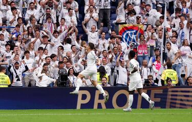 Güler celebra el gol que inauguró el marcador en el Bernabéu.