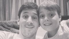 El futbolista Leo Messi con su sobrino Agust&iacute;n