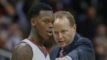 Mike Budenholzer da indicaciones a Schroder.