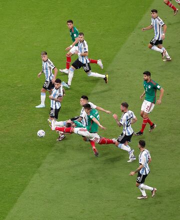 El jugador mexicano, César Montes, durante una ocasión de gol que Lautaro Martínez trata de detener.
 