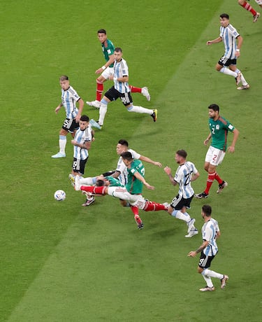 El jugador mexicano, César Montes, durante una ocasión de gol que Lautaro Martínez trata de detener.
 