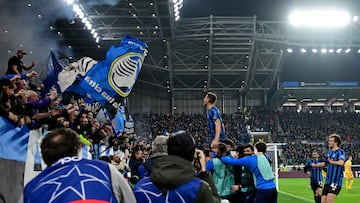 Atalanta's Croatian midfielder #08 Mario Pasalic (C) celebrates with supporters after scoring his team's third goal during the UEFA Champions League knockout round play-off second leg football match between Atalanta and Borussia Dortmund at the Stadio di Bergamo in Bergamo, on February 25, 2026. (Photo by PIERO CRUCIATTI / AFP)