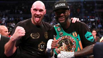 Tyson Fury posa con Deontay Wilder tras su combate en el Staples Center de Los Ángeles.