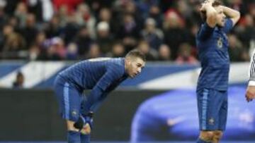 Los jugadores de Francia Karim Benzema (i) y Yohan Cabaye de Francia gesticulan después de perder ante Alemania.