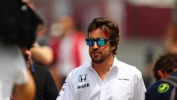 Fernando Alonso en el paddock de China.
