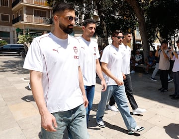 Varios jugadores del Valencia acuden a la Basílica.