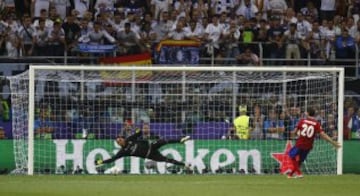 Juanfran hits the left post which means Cristiano can win the trophy for Madrid.