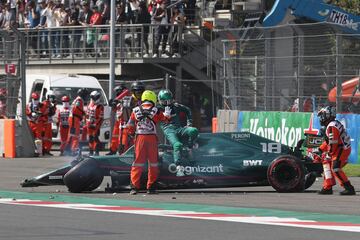 El piloto canadiense de Aston Martin, Lance Stroll, sale de su autom¨®vil despu¨¦s de chocar durante la sesi¨®n de calificaci¨®n