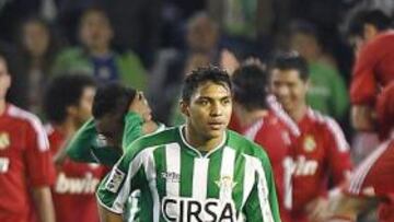 <b>INDIGNADOS. </b>Jefferson Montero y Nelson se lamentan con la celebración madridista de fondo.