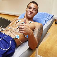 Rodrigo se sube al avión del Valencia rumbo a Crans Montana