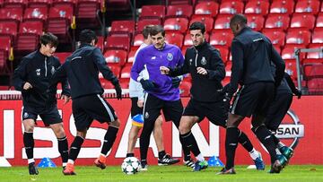 Casillas y Óliver, junto a sus compañeros, en el entrenamiento de el Oporto en el estadio Parken