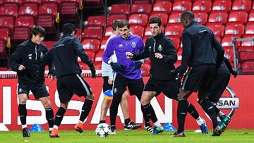 Casillas y &Oacute;liver, junto a sus compa&ntilde;eros, en el entrenamiento de el Oporto en el estadio Parken