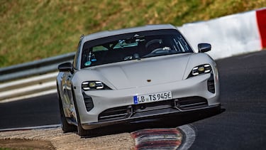 Porsche Taycan Turbo S 2023 rompe el récord del auto eléctrico más rápido en el circuito de Nürburgring