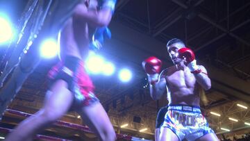 Antonio Orden (derecha) durante su defensa del título mundial de muay thai de la WBC ante Nicolas Christou (izquierda)
